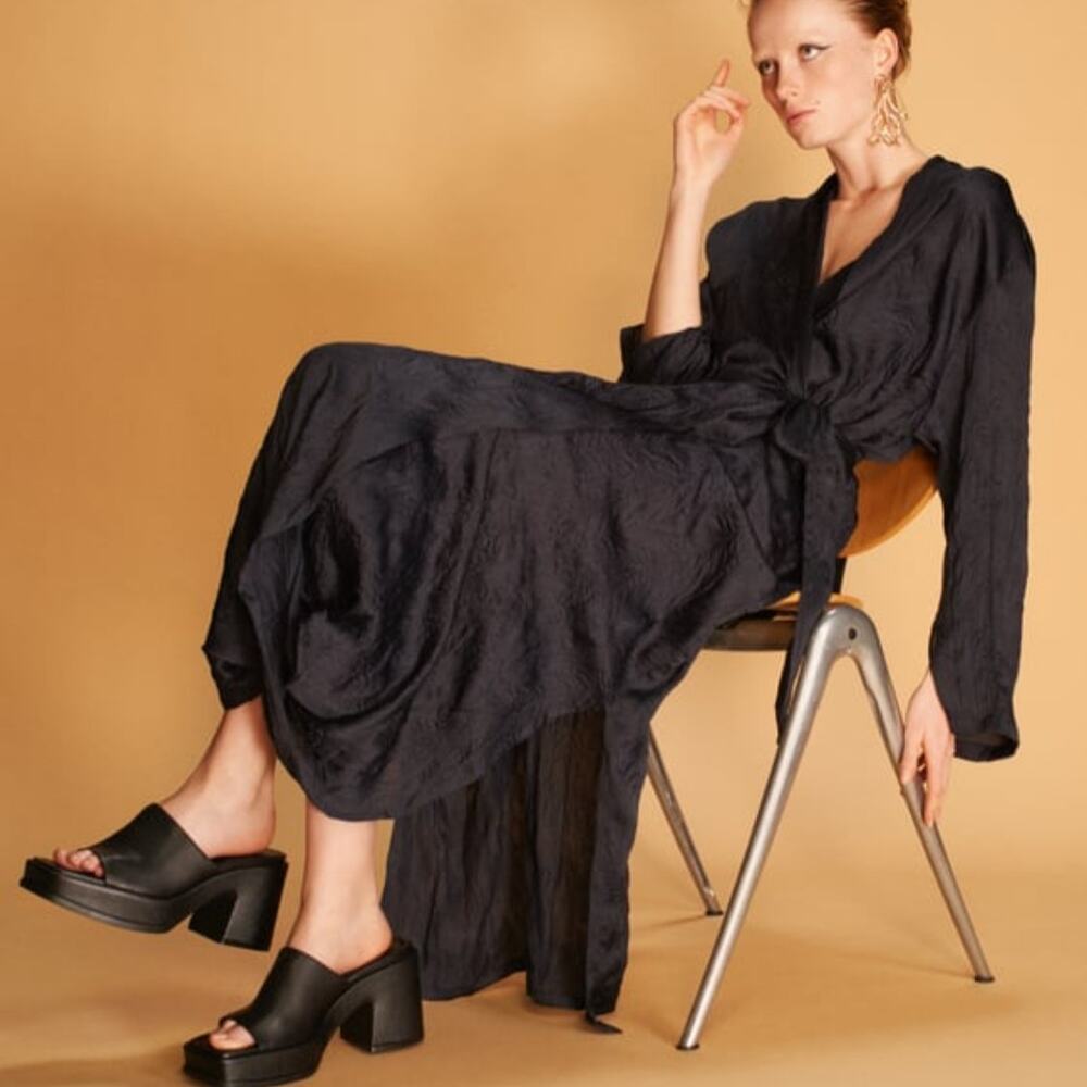 ZARA V-Neck Limited Edition Robe Dress Wrinkle Effect Silky Belt Navy
